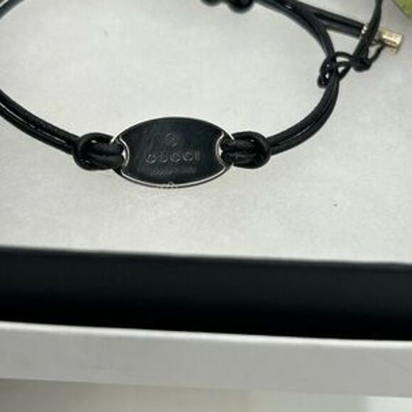 Gucci, black leather cord bracelet with sterling silver logo engraved plaque - Picture 2 of 11